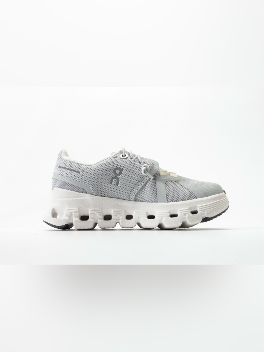 On Running Kids Cloud Sneaker in Light Gray &White (SIZE 12C) - Picture 4 of 6